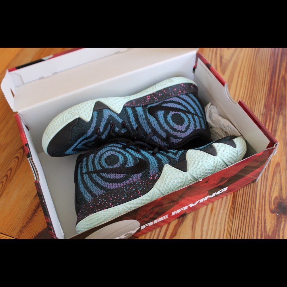 Nike Kyrie 4 80s Black/Laser Fuchsia